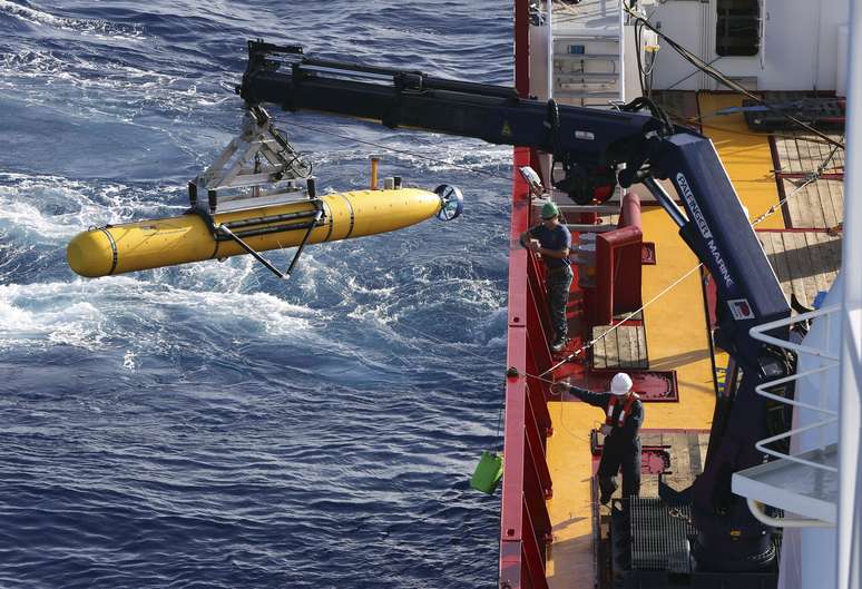 <p>Submarino &eacute; movimentado por equipe das for&ccedil;as de defesa australianas&nbsp;durante opera&ccedil;&atilde;o de&nbsp;busca pelo v&ocirc;o da Malaysia&nbsp;Airlines, no Oceano &Iacute;ndico meridional, em&nbsp;17 de abril</p>