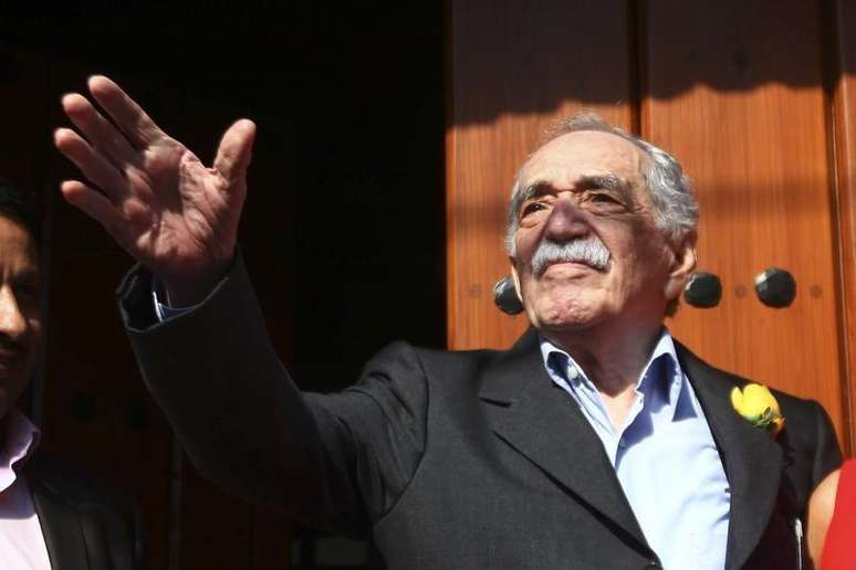 O escritor Gabriel García Márquez acena a jornalistas e vizinhos no dia de seu aniversário, no lado de fora de sua casa, na Cidade do México, em 6 de março. 06/03/2014
