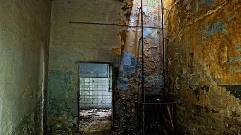 <p>Imagem mostra o hospital psiquiátrico abandonado, onde possivelmente entre 1922 e 1968 foram realizadas lobotomias desnecessárias</p>