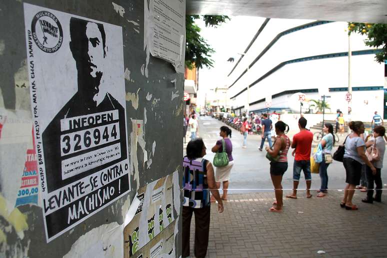 Cartazes de protesto dizem: "Goleiro Bruno, preso por matar Eliza Samúdio"