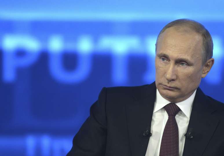 <p>O governo de Vladimir Putin nega que a nova lei regula os blogueiros como veículos de mídia</p>