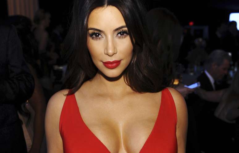 Em evento, Kim Kardashian apostou na dupla vestido e batom vermelho para se destacar