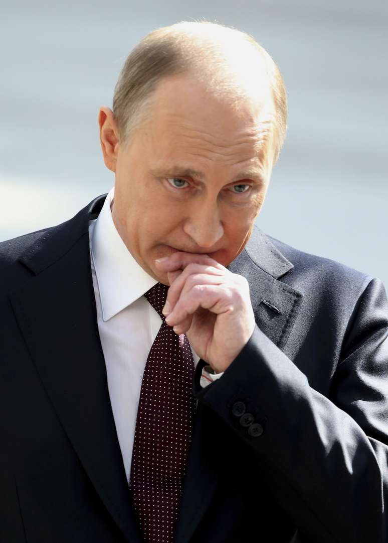<p>Presidente russo, Vladimir Putin logo após participar de sessão de perguntas e repostas, ao vivo, na TV russa, em Moscou, nesta quinta-feira, 17 de abril</p>