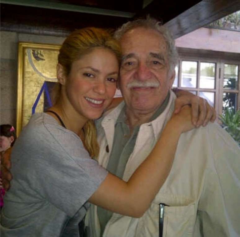 <p>Shakira postou foto abraçada a Gabriel García Márquez</p>