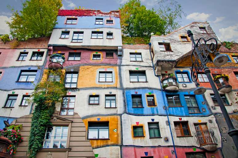 A Hundertwasserhaus, em Viena, completa 30 anos em 2015, mas, apesar da idade, continua surpreendendo com sua fachada anárquica e seu telhado arborizado, destacando-se em uma cidade de arquitetura clássica e sóbria. Os moradores podem recriar a fachada de seus apartamentos quando quiserem