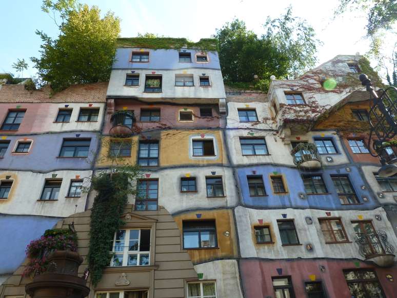 Apesar de ter sido inaugurada em 1985, a Hundertwasserhaus, idealizada pelo artista plástico Friedensreich Hundertwasser, ainda surpreende com seu design amalucado e sua floresta no telhado , destacando-se na sóbria paisagem urbana de Viena