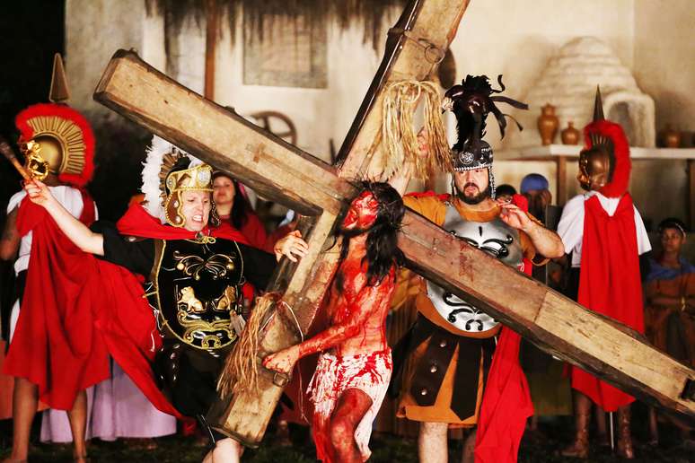 <p>Drama da Paixão de Cristo, espetáculo exibido na cidade de Santana de Parnaíba (SP), na noite de quinta-feira (18), as margens do Rio Tietê. O espetáculo dramatiza os ultimos momentos de Jesus Cristo</p>