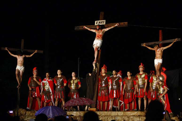 <p>R&aacute;dio Vaticano publicou entrevista com freira nesta Sexta-feira Santa, dia que a Igreja lembra a crucifica&ccedil;&atilde;o de Cristo pelo mundo. Na foto, a encena&ccedil;&atilde;o da&nbsp;Paix&atilde;o de Cristo em Barcarena (PA)</p>