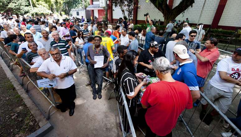 <p>Popula&ccedil;&atilde;o brasileira se mobiliza para assistir &agrave; Copa em junho</p>