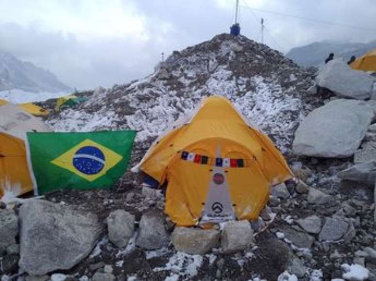 <p>O brasileiro estava com acampamento montado abaixo de onde ocorreu a avalanche no Everest</p>