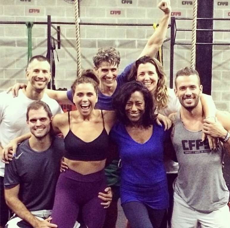 Giovanna Antonelli, Glória Maria e Reynaldo Gianecchini fazem crossfit de madrugada