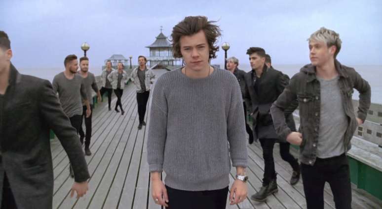 No clipe da músiva 'You and I' os meninos da banda One Direction aparecem multiplicados