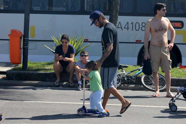Pedro Scooby aproveitou a sexta-feira (18) ensolarada para passear com o filho Dom, 2 anos, no Rio de Janeiro