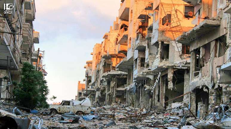 Centenas de combatentes rebeldes e civis permanecem presos no antigo bairro de Homs