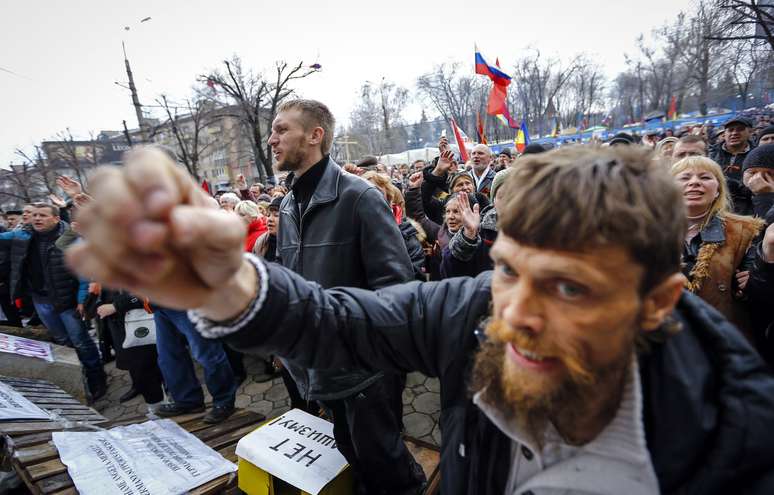 <p>Manifestantes pró-Rússia durante protestos nessa sexta-feira; eles rejeitaram acordo feito em Genebra na última semana</p>