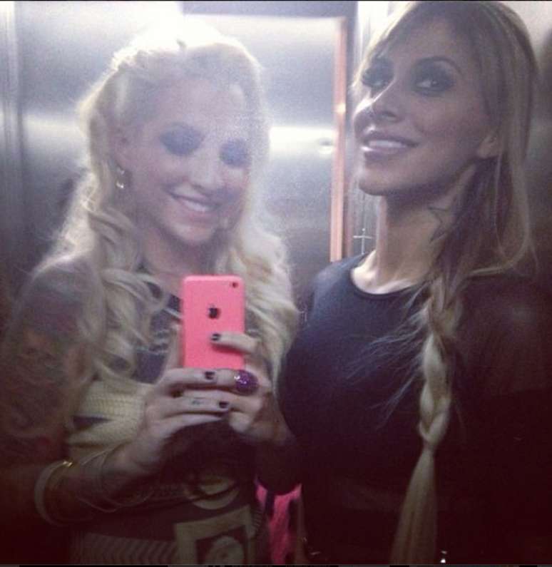 <p>Clara e Vanessa fazem selfie e fãs elogiam</p>