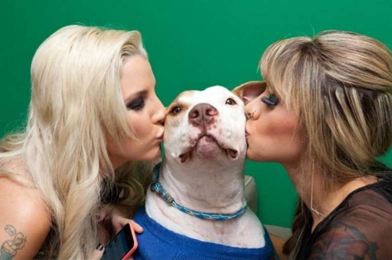 <p>Clara e Vanessa beijam cachorro e postam foto</p>