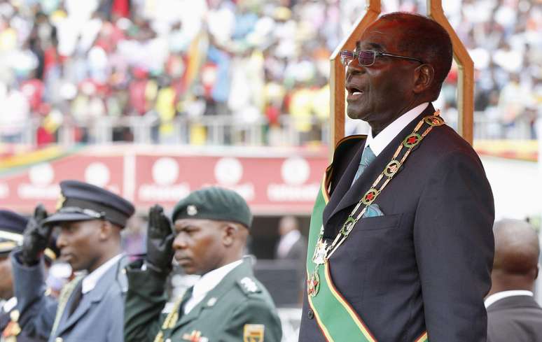 Presidente Mugabe durante celebrações do aniversário de 34 anos de Independência nesta sexta-feira; ele se referiu à homossexualidade como "um absurdo"