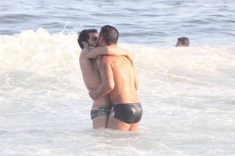 O empresário Harry Louis, ex-namorado do estilista Marc Jacobs, foi visto neste sábado (19) trocando beijos com um rapaz na praia de Ipanema, Rio de Janeiro. 