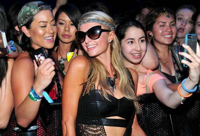 A socialite Paris Hilton curtiu o show do DJ Zedd nessa sexta-feira (18) na abertura do segundo fim de semana do festival Coachella; ela curtiu a apresentação de um área separada próxima do palco e tirou selfies com fãs