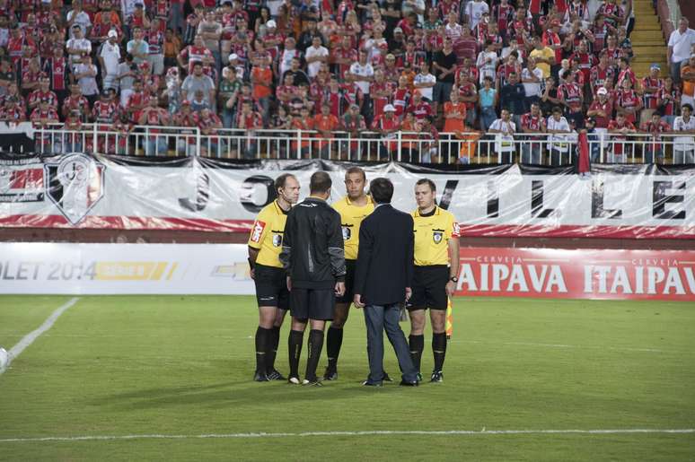 <p>Portuguesa abandonou partida contra Joinville aos 17min do primeiro tempo</p>