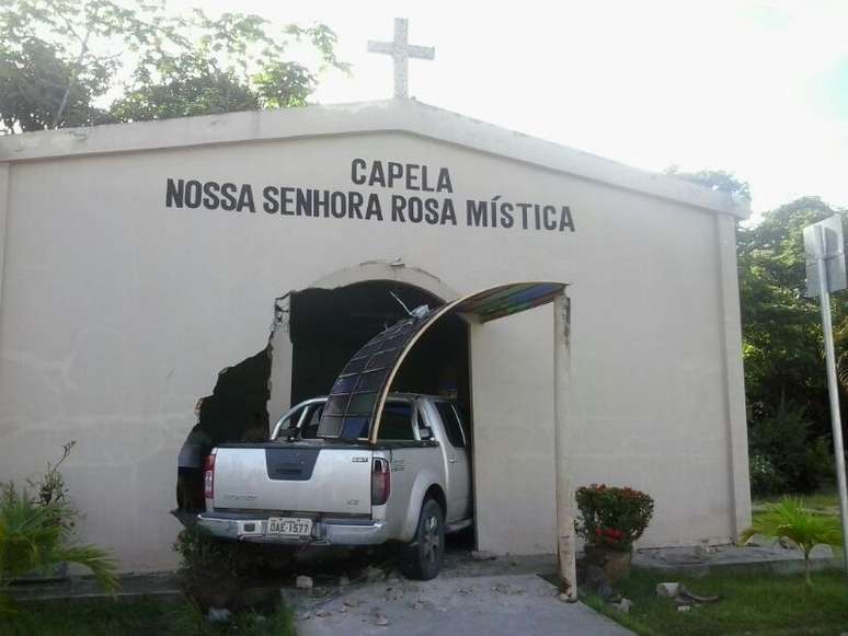 Caminhonete desgovernada invadiu uma capela no bairro Cidade Nova, na zona norte de Manaus 