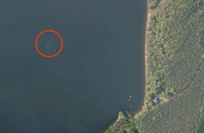 <p>Uma criatura enorme, ainda não identificada, foi fotografada nadando próxima de Dores, na Escócia, por um satélite da Apple há pouco mais de seis meses</p>