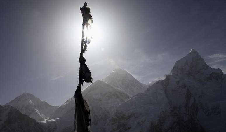 <p>Na foto, vista do Everestem 2011. Equipe de emergência faz busca por corpos de desaparecidos após avalanche matar 13 guias de escalada</p>