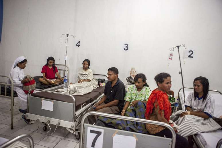 <p>Sobreviventes recebem tratamento m&eacute;dico no hospital local depois que um barco sobrecarregado com devotos crist&atilde;os que participavam&nbsp;de uma prociss&atilde;o afundou nas &aacute;guas do Larantuka, na prov&iacute;ncia de East Nusa Tenggara&nbsp;</p>