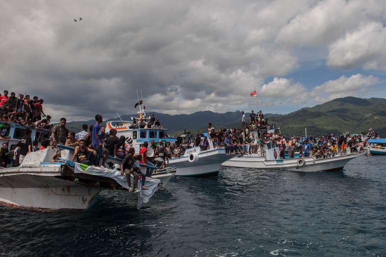 <p>Sete pessoas morreram, incluindo tr&ecirc;s crian&ccedil;as, quando um barco que transportava dezenas afundou em 18 de abril na Indon&eacute;sia, informou a pol&iacute;cia</p>