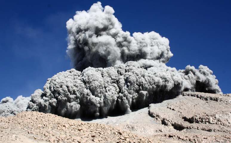 <p>Imagem de arquivo divulgada pelo Instituto Geológico INGEMMET, do Peru, mostra o vulcão Ubinas expelindo cinzas e fumaça em setembro de 2013</p>