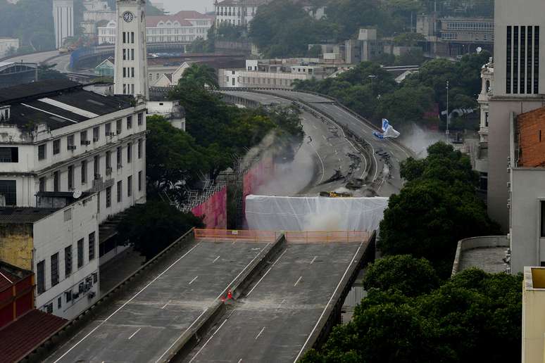 Trecho do Elevado da Perimetral foi implodido na manhã deste domingo de Páscoa no Rio de Janeiro