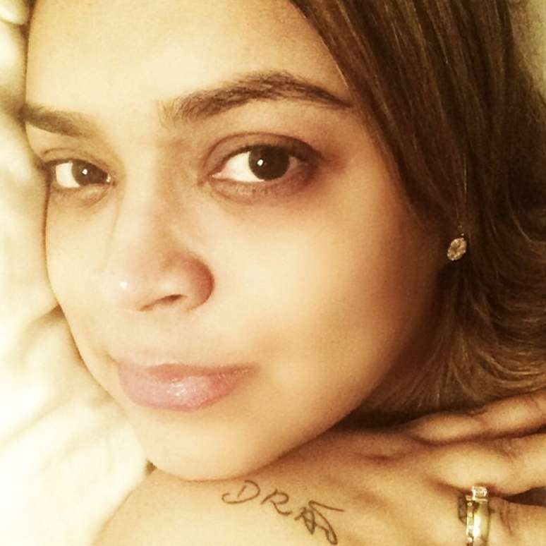 <p>Ap&oacute;s uma noitada de show e enfrentar um problema de pneu furado,&nbsp;a cantora Preta Gil postou uma foto sua indo dormir na manh&atilde; deste domingo (20) j&aacute; sem maquiagem alguma. Ela tamb&eacute;m mandou uma mensagem de P&aacute;scoa: "Enfim em casa, na Santa paz de Deus, indo dormir agora!! Com a un&ccedil;&atilde;o do Esp&iacute;rito Santo vou dormir. Nesse dia t&atilde;o lindo onde Jesus renasceu e nos salvou, com ele descanso e renas&ccedil;o tamb&eacute;m, com a certeza que renascemos em Cristo todos os dias!! Feliz P&aacute;scoa para todos!!"</p>