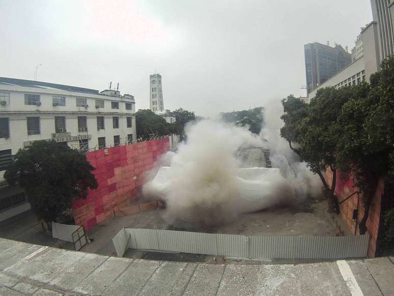 <p>Trecho do Elevado da Perimetral foi implodido na P&aacute;scoa</p>