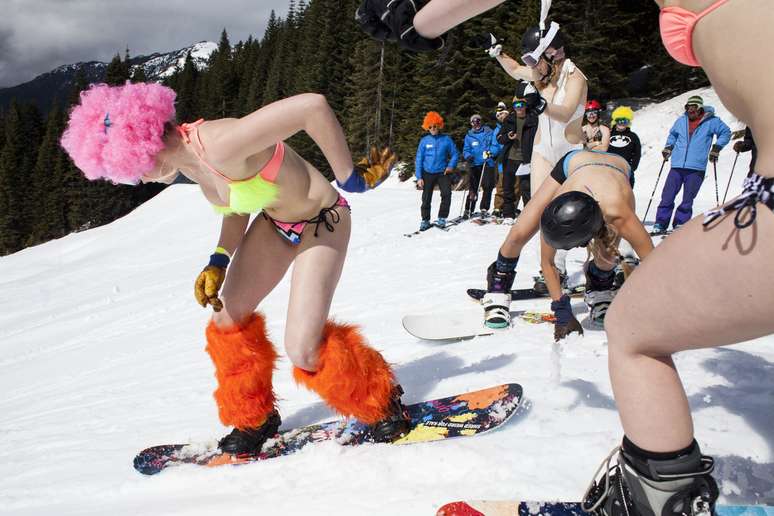Esquiadores e snowboarders participam de uma corrida apenas com roupas de baixo em Crystal Mountain, no Estado de Washington