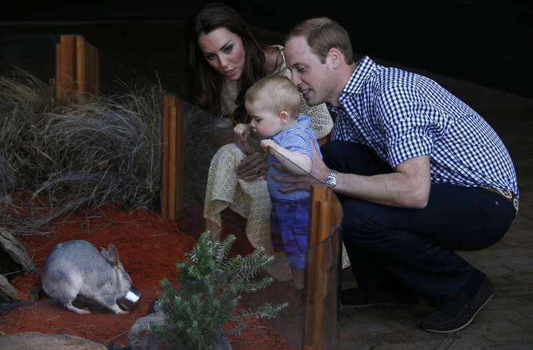 <p>Durante uma visita ao Taronga Zoo, em Sydney, o Príncipe George curtiu seu primeiro compromisso oficial, aos 8 meses, e conheceu um bilby (animal popularmente chamado dessa forma da família dos marsupiais que está em extinção)</p>