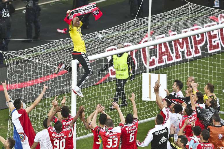 Benfica bateu o Olhanense por 2 a 0 e conquistou o título português de forma antecipada