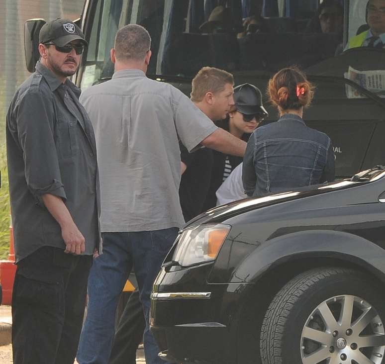 Demi Lovato desembarcou na tarde deste domingo (20) no aeroporto de Cumbica em Guarulhos. A cantora voltou ao país para trazer sua turnê The Neon Lights Tour