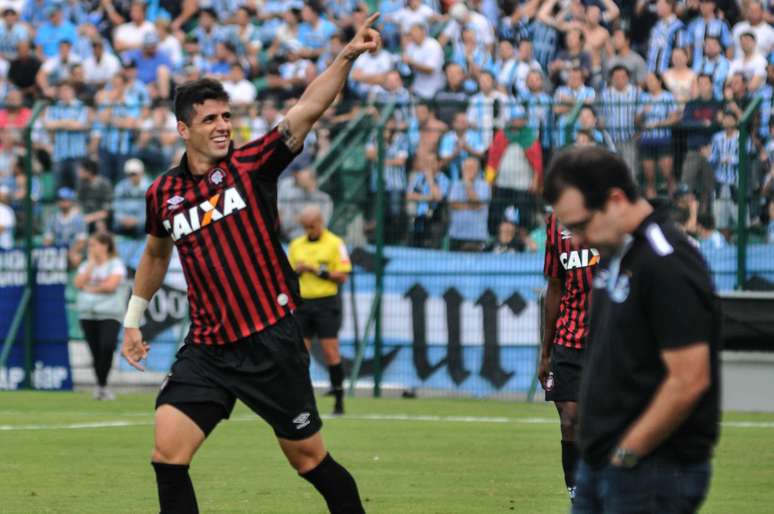 <p>Zagueiro marcou o único gol da partida na vitória por 1 a 0 contra o Grêmio, em Florianópolis</p>