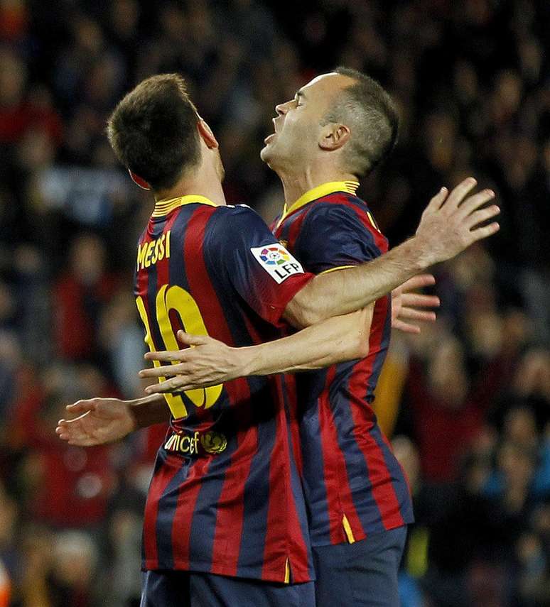 Iniesta e Messi comemoram aliviados a vitória