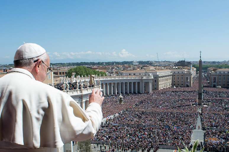 <p>O papa Francisco celebrou neste domingo na praça de São Pedro sua segunda missa de Páscoa como pontífice, ao fim da qual pediu o "fim de todas as guerras" e defendeu o diálogo e reconciliação</p>