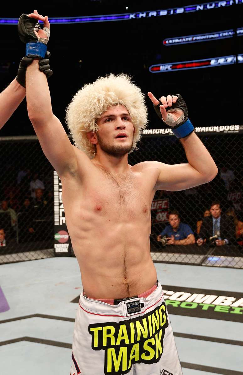 Chapéu russo sempre está presente nas festas de Khabib