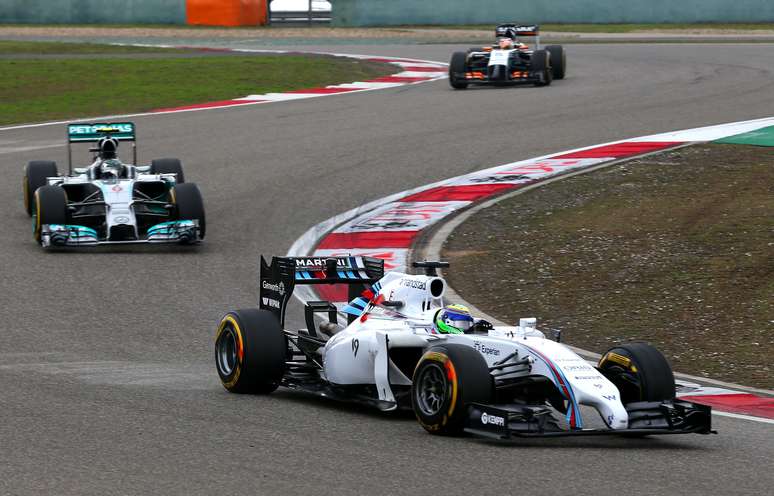 <p>Massa caiu para a última posição do GP chinês após ficar quase 1min parado nos boxes</p>