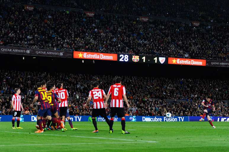 Messi chutou tão forte que conseguiu "furar" a mão do goleiro
