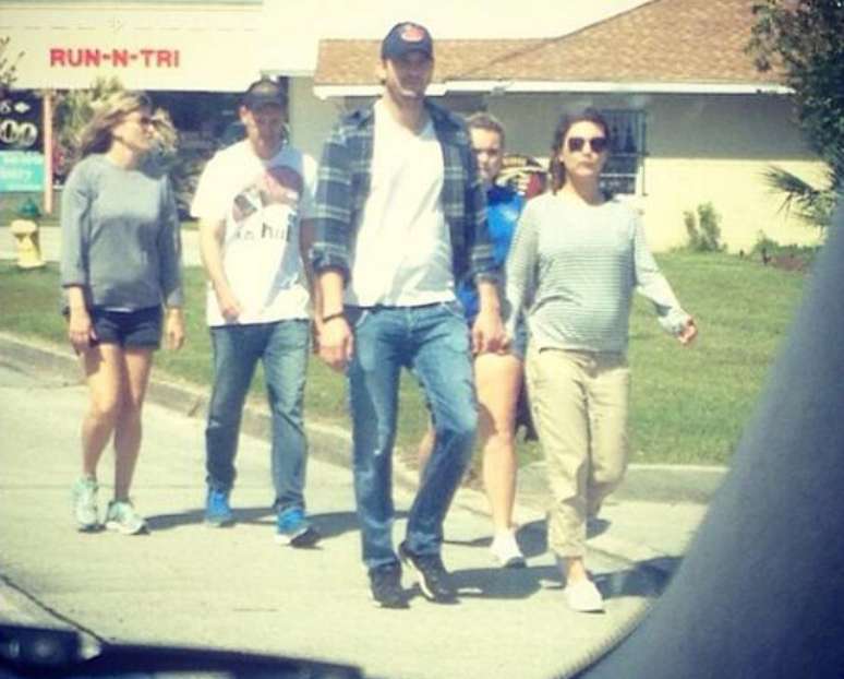 Ashton Kutcher e Mila Kunis durante passeio