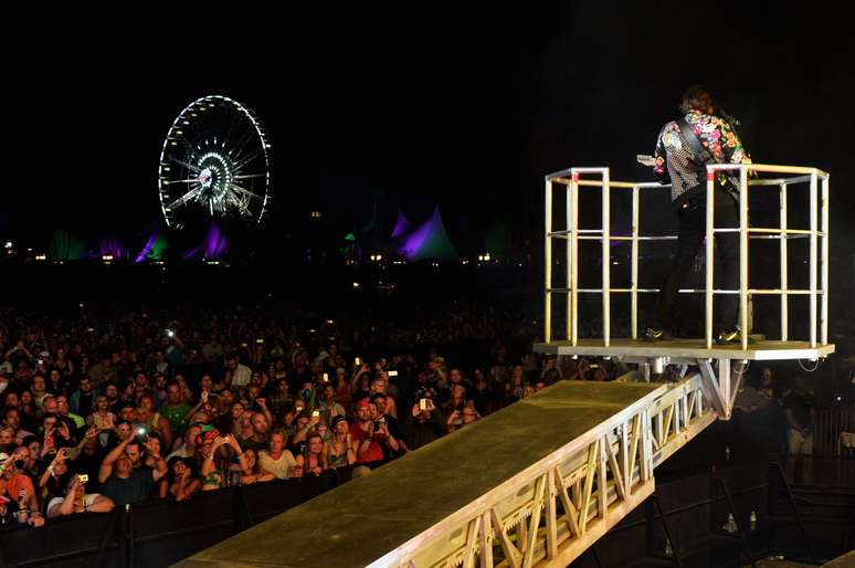 <p>Muse tocou sobre o público do Coachella com ajuda de gruas</p>