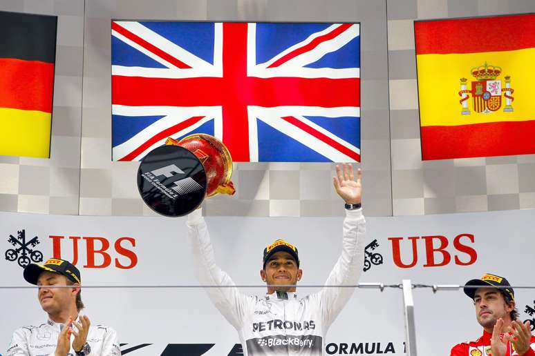 <p>O ingl&ecirc;s Lewis Hamilton faturou neste domingo o Grande Pr&ecirc;mio da China de F1. Nico Rosberg, tamb&eacute;m da Mercedes, ficou em segundo, enquanto o ferrarista espanhol Fernando Alonso completou o p&oacute;dio</p>