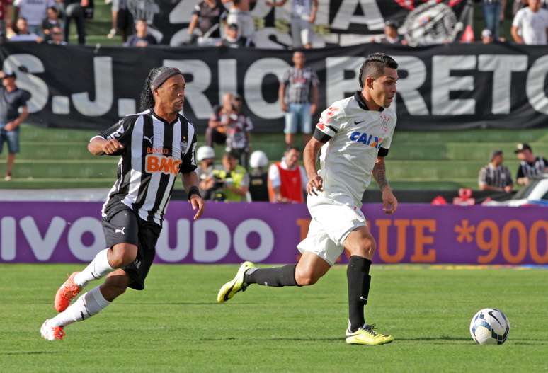 Ronaldinho e o estreante Petros disputam bola em Uberlândia