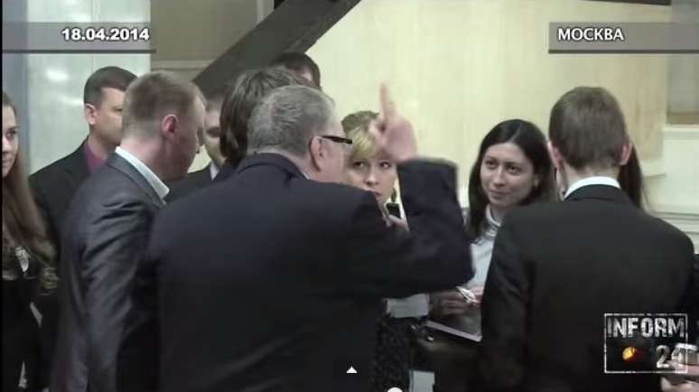 O nacionalista Vladimir Zhironovsky, do Partido Liberal Democr&aacute;tico, gritou com a mulher, dizendo que n&atilde;o deveria estar ali se est&aacute; gr&aacute;vida