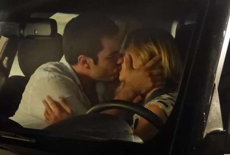 <p>Felipe rouba beijo de Silvia após carona</p>